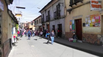 Hay bloqueos en las calles, gente camina ante la falta de motorizados.