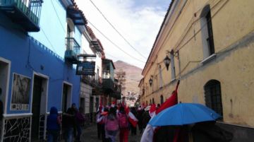 La gente se moviliza rumbo al cabildo.