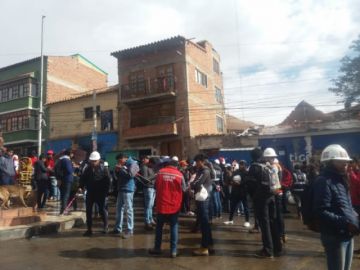 La gente se moviliza rumbo al cabildo.