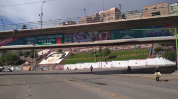 La gente se moviliza rumbo al cabildo.