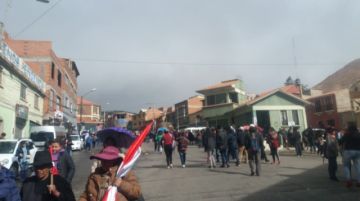 La gente se moviliza rumbo al cabildo.