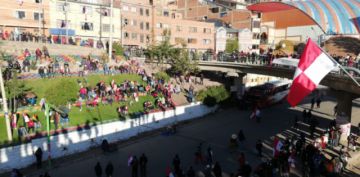 La marcha ocupa decenas de cuadras.