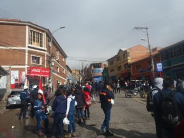La gente se moviliza rumbo al cabildo.
