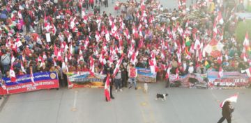 La marcha ocupa decenas de cuadras.