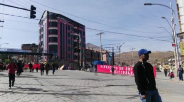Hay bloqueos en las calles, gente camina ante la falta de motorizados.