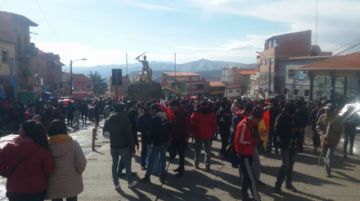 La gente se moviliza rumbo al cabildo.