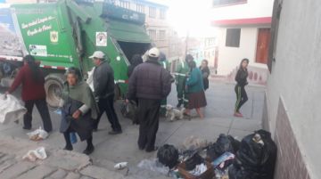 Recogen la basura para dejar las calles limpias.