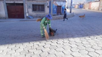 Recogen la basura para dejar las calles limpias.