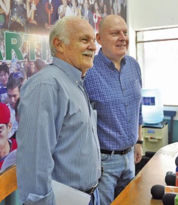 Los dirigentes cruceños Marco Antelo y Carlos Ribera durante la conferencia de prensa.