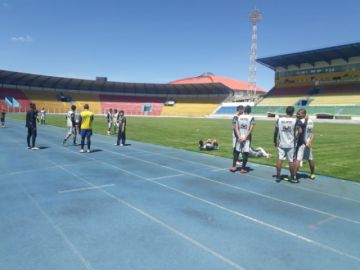 Los jugadores lilas se preparan para cumplir su entrenamiento en el estadio Víctor Agustín Ugarte.