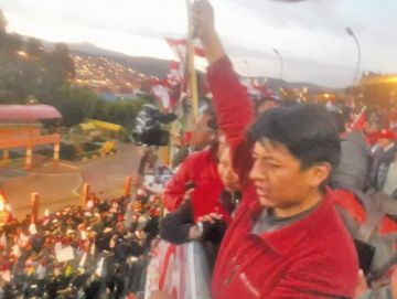 Marco Antonio Pumari dirige el encuentro del pueblo.