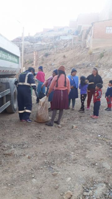 Recogen la basura para dejar las calles limpias.