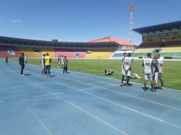 Los jugadores lilas se preparan para cumplir su entrenamiento en el estadio Víctor Agustín Ugarte.