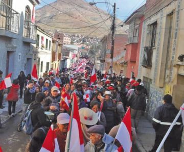 Una marcha precedió el desarrollo del cabildo.