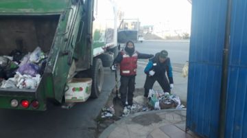 Recogen la basura para dejar las calles limpias.