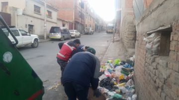 Recogen la basura para dejar las calles limpias.