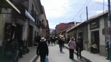 Calle Bolívar con algunos comerciantes ambulantes.