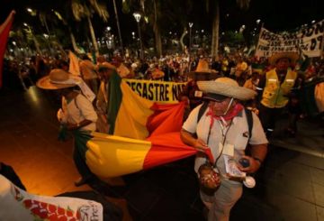 Anoche llegaron Yuracarés, Trinitarios, Mojeños, Tacanas y otros pueblos indígenas a Plaza 24 de septiembre.