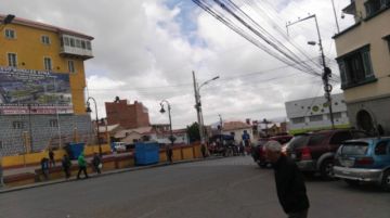 Parece un día normal, con el cielo nublado.