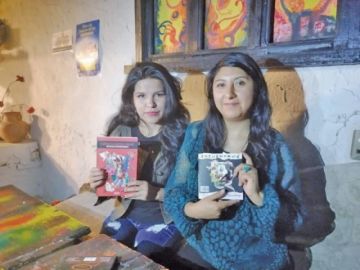 Sarah y Eliana muestran, cada una, uno de sus libros.
