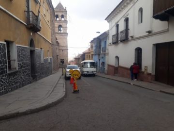 Parece un día normal, con el cielo nublado.