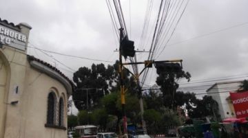 Parece un día normal, con el cielo nublado.