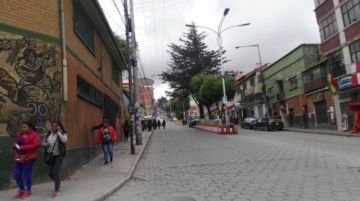 Parece un día normal, con el cielo nublado.