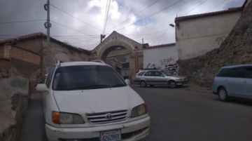 Parece un día normal, con el cielo nublado.