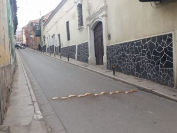 Parece un día normal, con el cielo nublado.