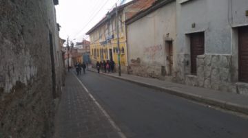 Parece un día normal, con el cielo nublado.