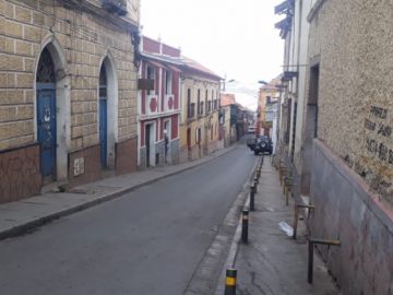 Parece un día normal, con el cielo nublado.