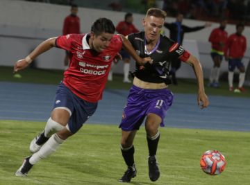 Un jugador de Wilster comete una falta contra Maxi Gómez, de Real.