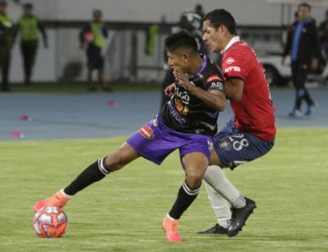 El jugador lila Aldo Gallardo protege el balón de su rival.