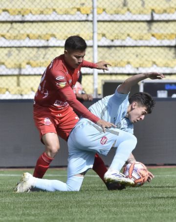 Bolívar golea y acecha al líder