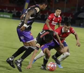 Christian Vargas, de Real, protege el balón ante la entrada brusca de Juan Aponte, de Wilster.