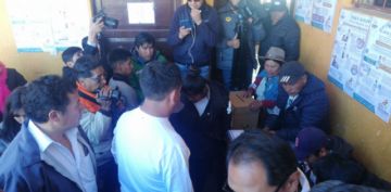 Víctor Borda hace fila para votar.