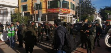 Preparan el inicio del acto.