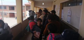 Ciudadanos acuden desde temprano a emitir su voto.