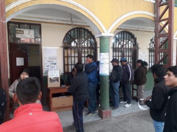 Ciudadanos acuden desde temprano a emitir su voto.