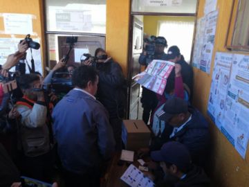 Víctor Borda hace fila para votar.
