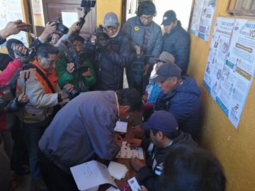 Víctor Borda hace fila para votar.