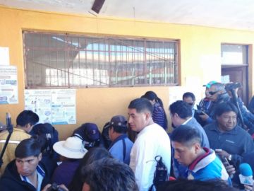 Víctor Borda hace fila para votar.