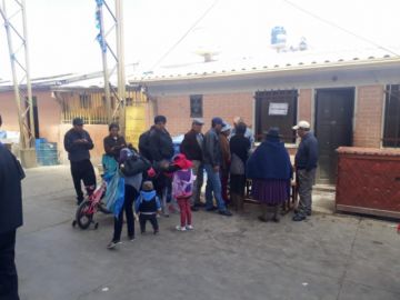 Ciudadanos acuden desde temprano a emitir su voto.