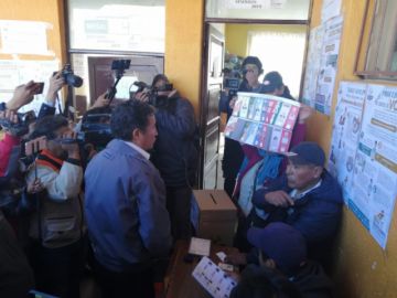 Víctor Borda hace fila para votar.