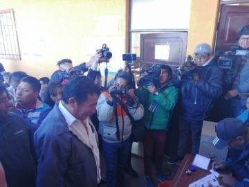 Víctor Borda hace fila para votar.