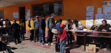 Ciudadanos acuden desde temprano a emitir su voto.