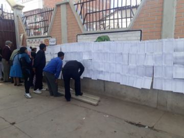 Ciudadanos acuden desde temprano a emitir su voto.