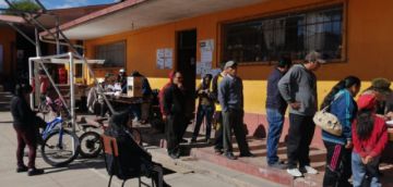 Ciudadanos acuden desde temprano a emitir su voto.