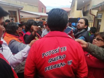 La leyenda en la chaqueta.