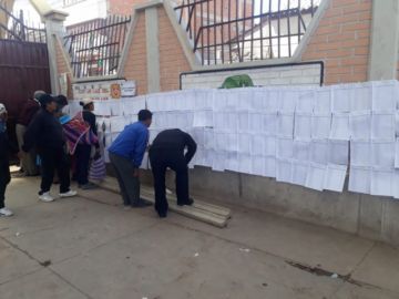 Ciudadanos acuden desde temprano a emitir su voto.